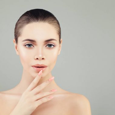 Spa mükemmel bir kadın portresi. Modeli ile sağlıklı cilt ve manik