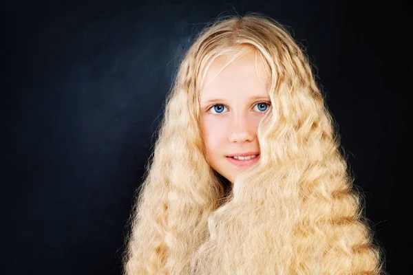 Ung vacker flicka med långa blonda hår. Blonda barn flicka wi — Stockfoto