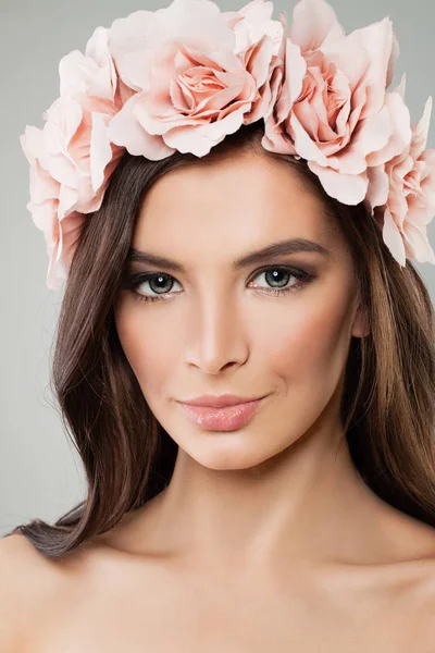 Hermosa mujer con corona de flores de rosa. Belleza de primavera. Long Hai. —  Fotos de Stock