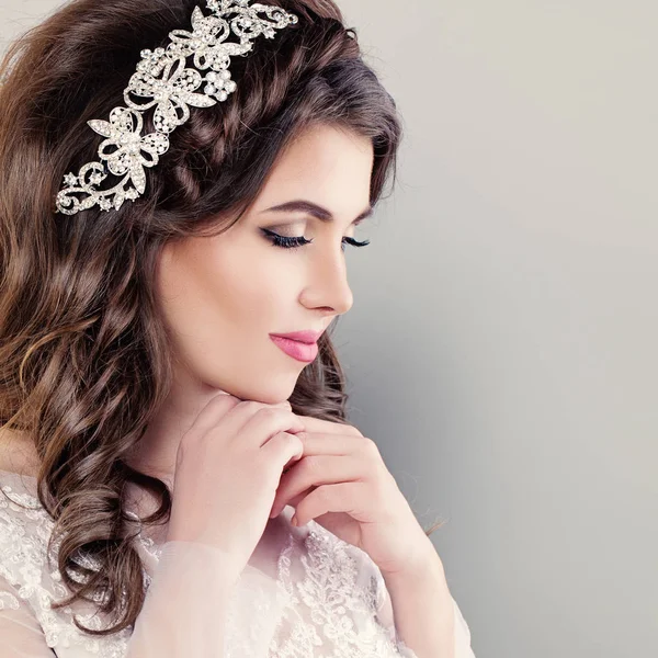 Beautiful Young Bride. Stylish Woman Fiancee with Bridal Hairsty — Stock Photo, Image