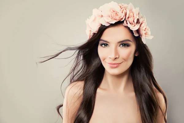 Modello di moda perfetto con trucco, fiori e capelli lunghi — Foto Stock