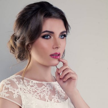 Genç gelin. Sevimli kadın nişanlısıyla gelin saç ve makyaj