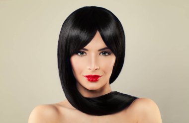 Şirin esmer kadınla uzun siyah ipeksi saç ve makyaj