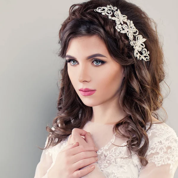 Retrato de moda de belleza de novia joven con peinado de boda — Foto de Stock