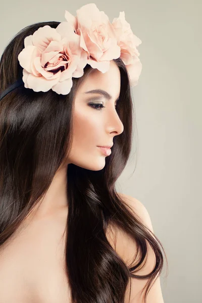 Doskonały Model kobieta lato różowe kwiaty. Długo zdrowe włosy — Zdjęcie stockowe