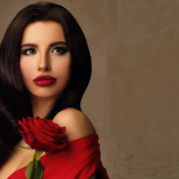 Donna perfetta con fiore di rosa rossa. Bellissimo modello con trucco — Foto Stock