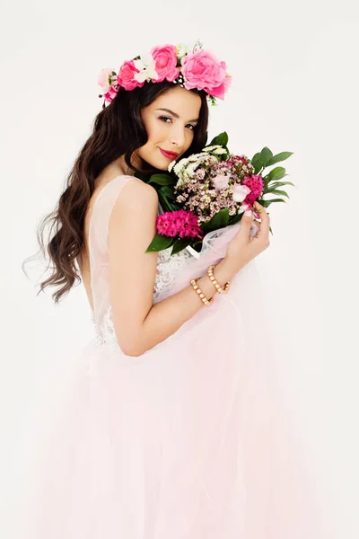 Szép nő, színes virág elrendezése — Stock Fotó