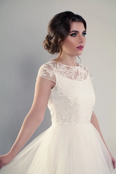 Perfeito jovem mulher noiva vestindo vestido de casamento branco — Fotografia de Stock