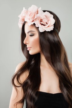 Güzel bir kadınla uzun sağlıklı saç modeli