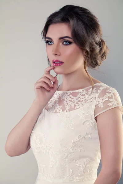 Sposa carina con bella acconciatura e trucco — Foto Stock