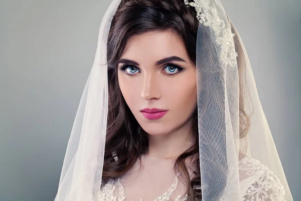 Modelo de moda de noiva de glamour com maquiagem de casamento e estilo de cabelo — Fotografia de Stock