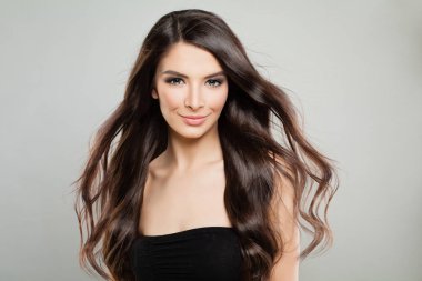 Rüzgarlı saçları neşeli bir kız. Moda Model kadın