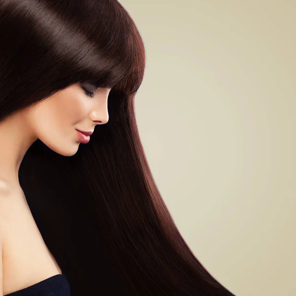 Fin modell med vackra bruna frisyr. Långt och friskt hår — Stockfoto