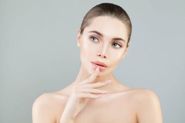 Model kadın sağlıklı cilt üzerinde mavi arka plan ile. Kız düşünün