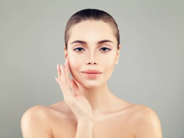 Spa güzellik. Onun yüzünü el ona dokunan genç Model kadın