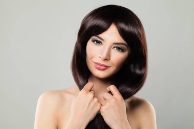 Mükemmel modeli olan kadın sağlıklı saçlar. Gri güzel kız