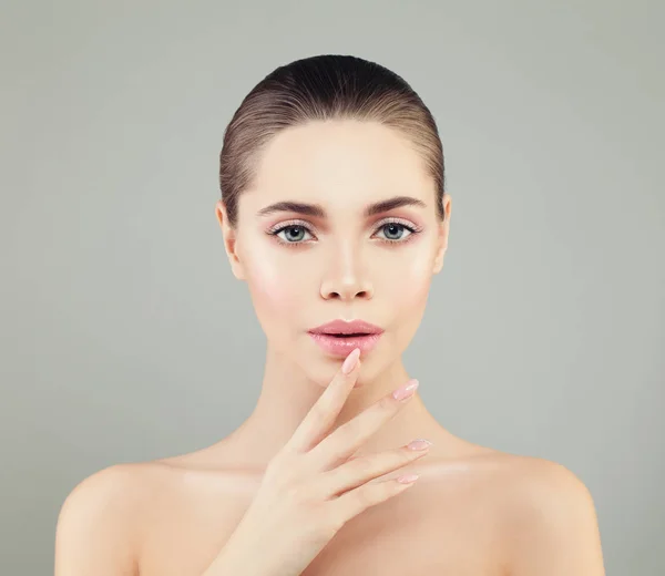 Mooie Spa Model vrouw met gezonde huid en Manicure Hand — Stockfoto
