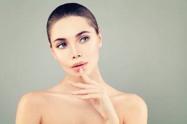 Model kadın sağlıklı cilt üzerinde mavi arka plan ile. Spa Güzellik