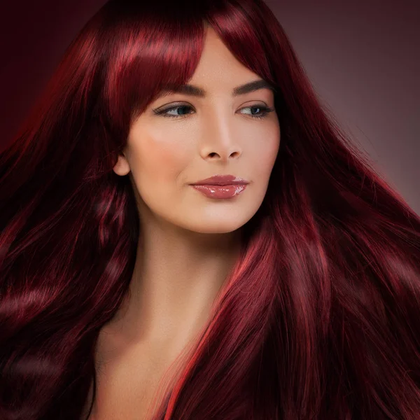 Hermosa mujer modelo con el pelo rojo. Modelo de pelirroja feliz — Foto de Stock