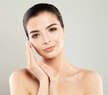 Sağlıklı cilt üzerinde mavi arka plan ile Model kadın.