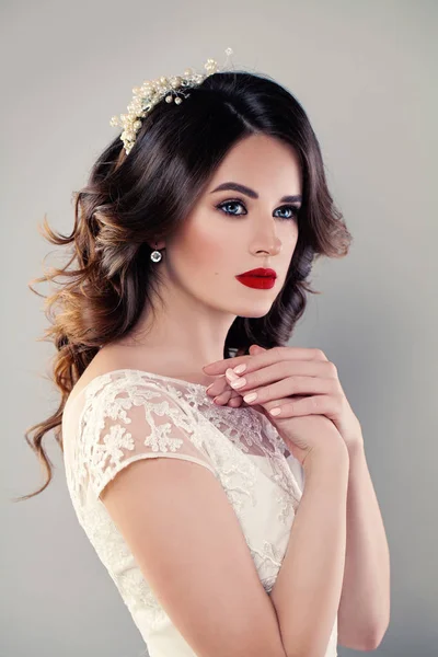 Schönes Mädchen Mode Modell Braut in weißem Kleid. Hochzeitsschminke — Stockfoto