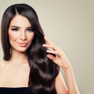 Sağlıklı saç modeli olan güzel kadın.