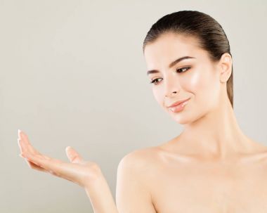 Genç güzel kadın görünümlü boş elini