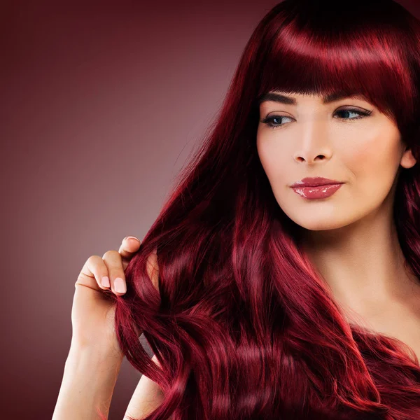 Mulher ruiva bonito com penteado vermelho. Menina com ruiva encaracolado um — Fotografia de Stock