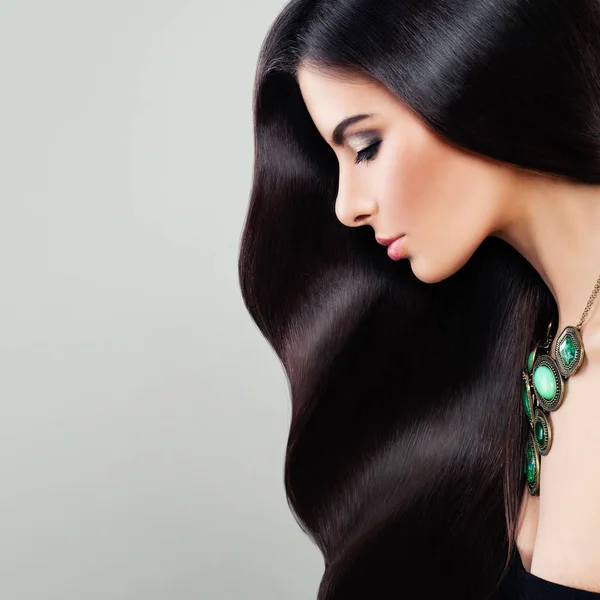 Haircare koncept. Glamorösa brunett kvinna med perfekt Hairstyl — Stockfoto