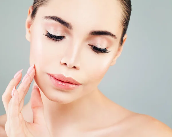 Gesunde Model-Frau mit Haut, die ihre Hand im Gesicht berührt — Stockfoto