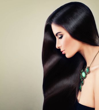 Hoş bir kadınla uzun saç ve Takı Kolye. Moda Portrai