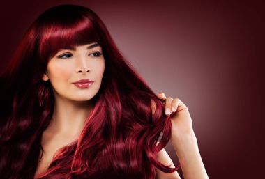 Güzel bir kadınla uzun sağlıklı saç modeli. Mükemmel modeli 