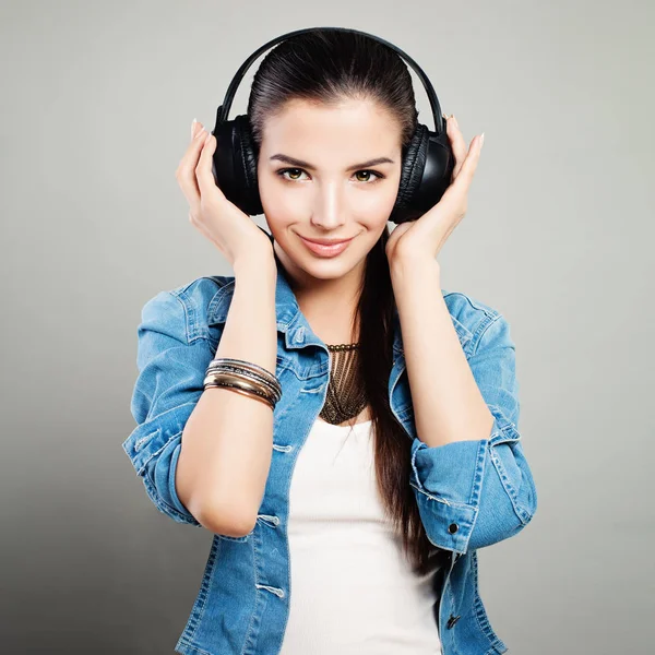 Jeune femme mignonne en denim bleu tenue profiter de la musique — Photo