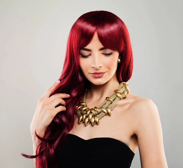 Glamoureuze Redhead Model vrouw met rood, krullend haar. Mooie meid — Stockfoto