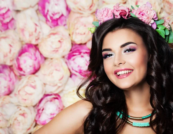 Lachende vrouw met make-up en krullend haar op Floral Blossom — Stockfoto