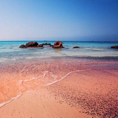 Crete, Yunanistan. Pembe kum denizde dalga