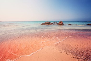 İnanılmaz Elafonissi Beach Girit, Yunanistan. Pembe kum, mavi su