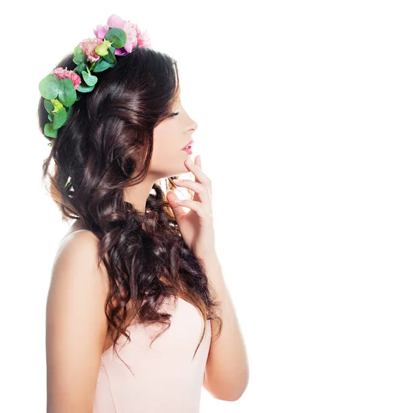 Красивая женщина с каштановыми волосами и цветами — стоковое фото