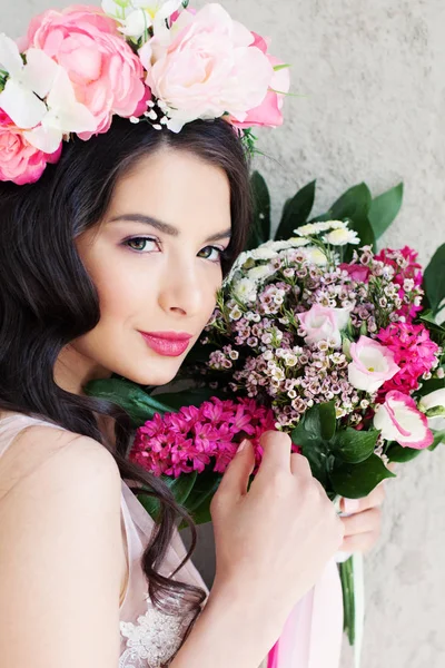 Mulher modelo bonito com maquiagem, cabelo ondulado e flores — Fotografia de Stock