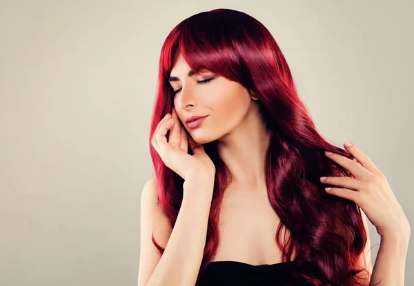 Moda Retrato de Mulher Bonita Modelo de Moda com Cabelo Vermelho — Fotografia de Stock