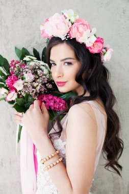 Güzel kadın moda modeli çiçekli