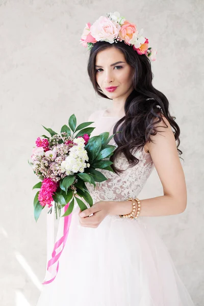 Szép divat modell virágokkal. Csipkés ruha lány — Stock Fotó