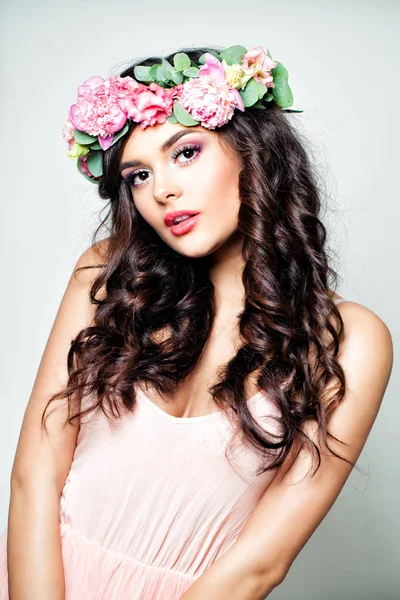 Moda Mulher Morena com Cabelo Ondulado Longo e Flores da Primavera — Fotografia de Stock