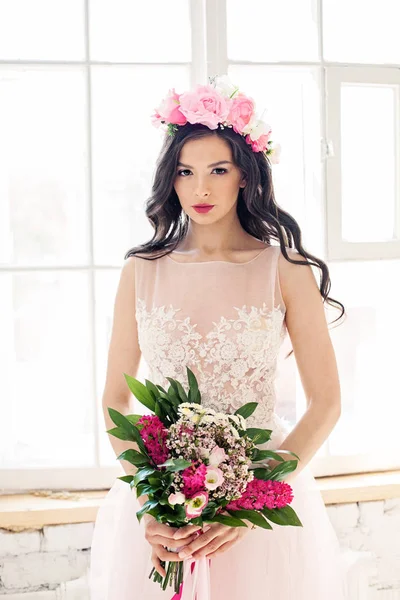 Модная модель со свадебным хайрстиком — стоковое фото