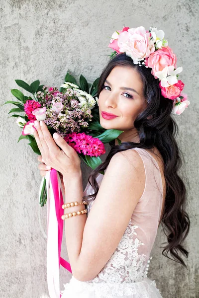 Bella donna modello di moda in con fiori rosa — Foto Stock