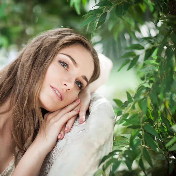 Młoda piękna. Ładne kobiety Moda Model odpoczynek w ogrodzie — Zdjęcie stockowe