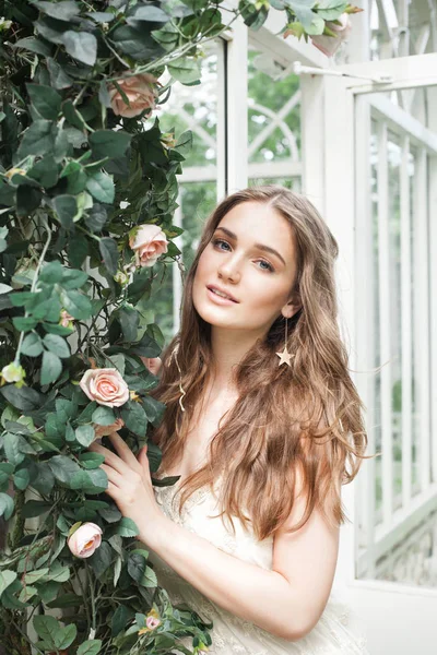 Çiçek Bahçe açık havada güzel genç kadın 