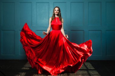 Moda Kırmızı elbiseli çekici kadın. Güzel moda modu