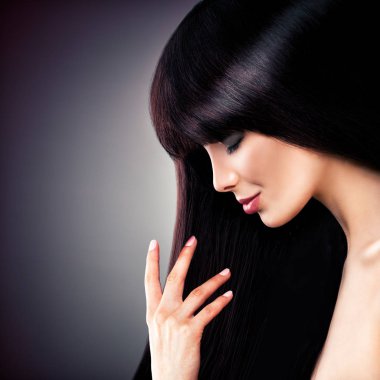 Moda portre çekici esmer kadının mükemmel Hairst ile