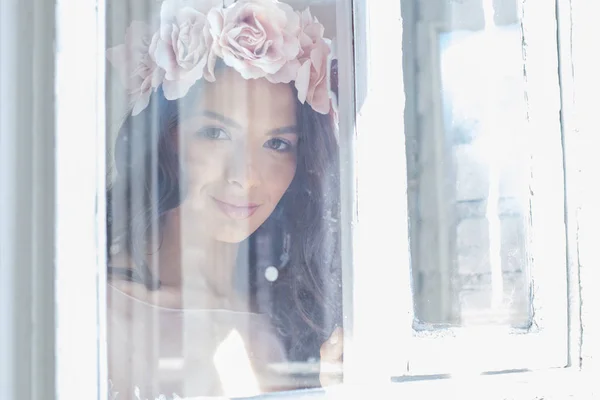 Красивая женщина смотрит в окно — стоковое фото